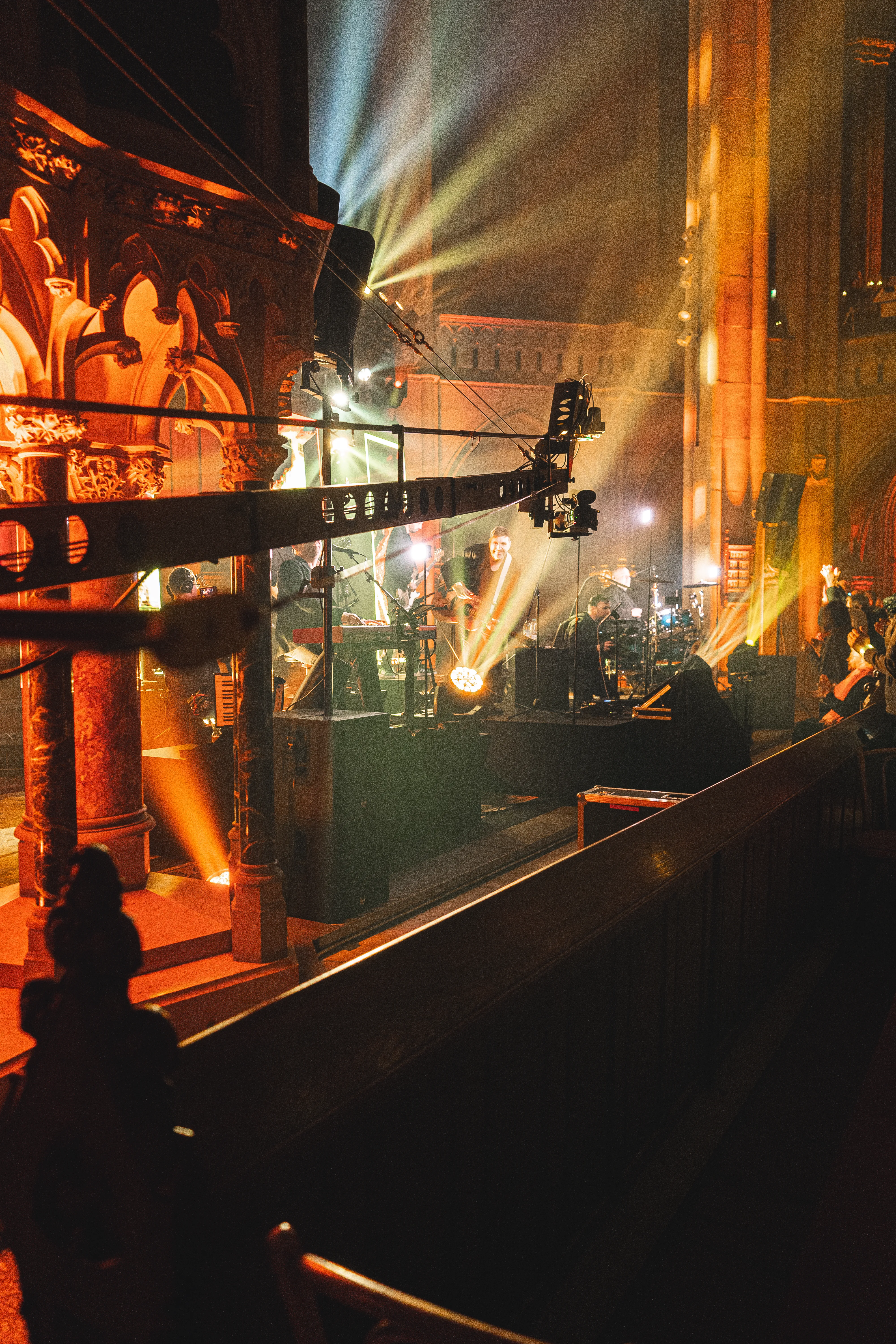 Kamerakran über einer bunt beleuchteten Bühne