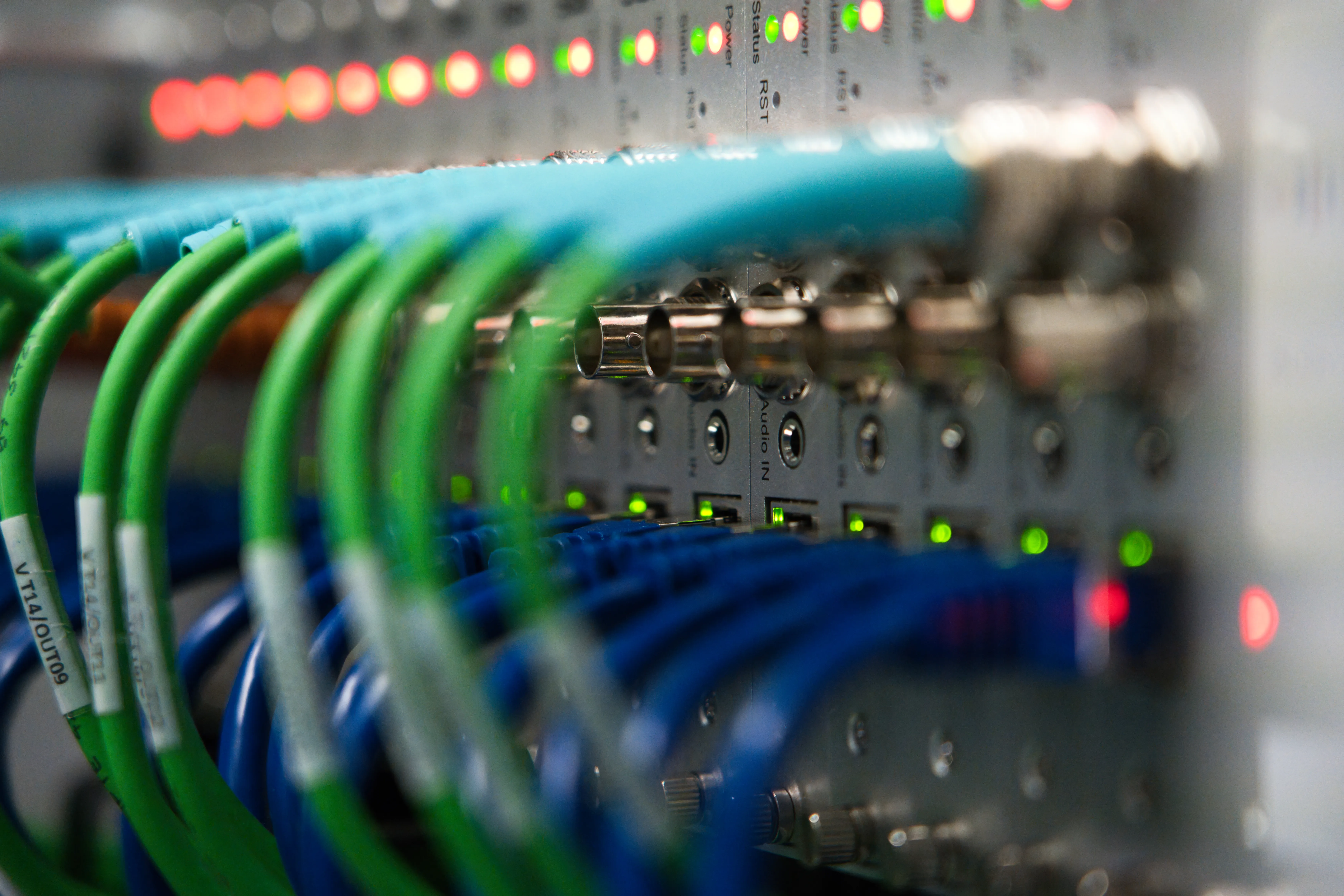 Encoder mit Netzwerk und Videokabeln