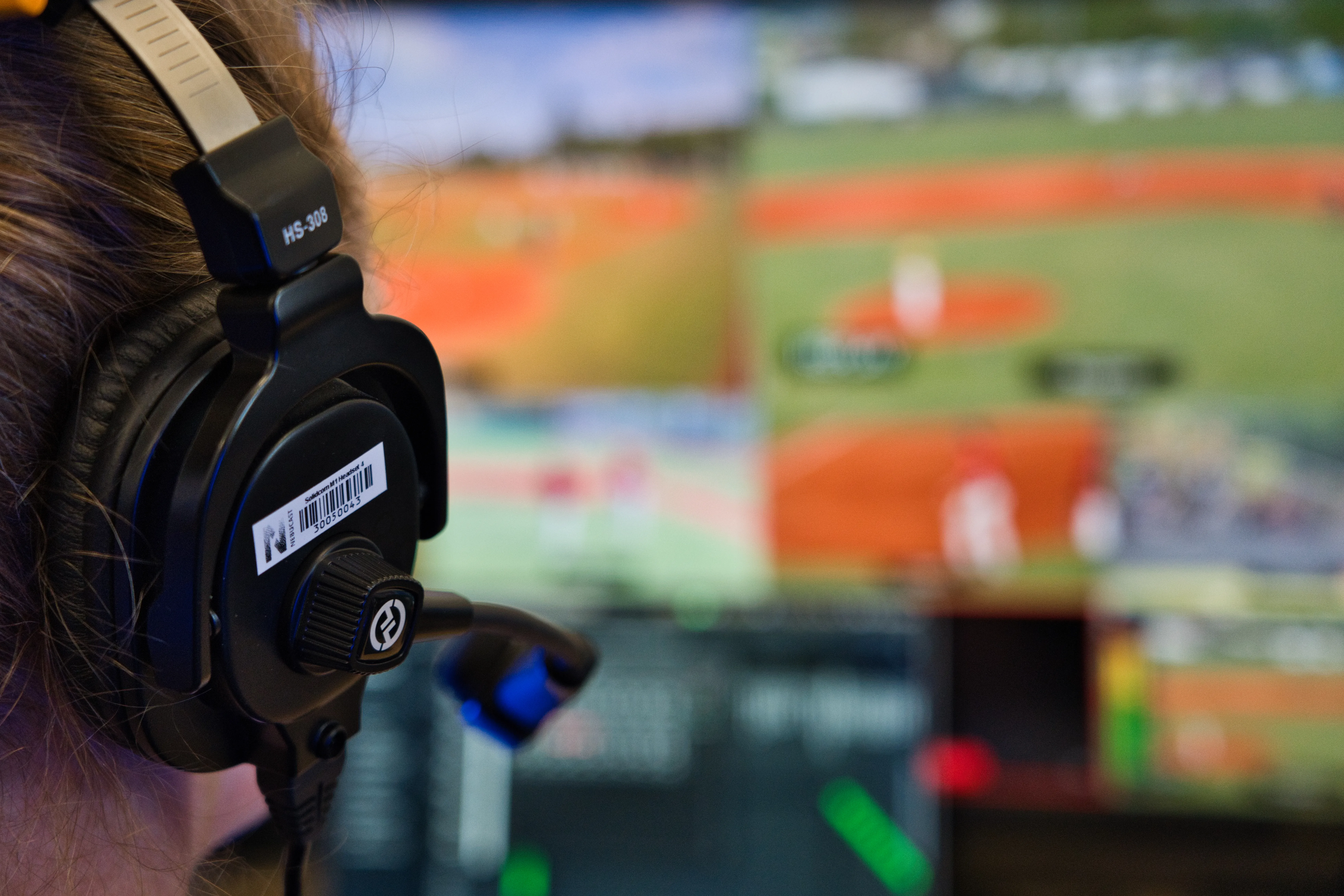 Person vor Bildschirm mit Multiview