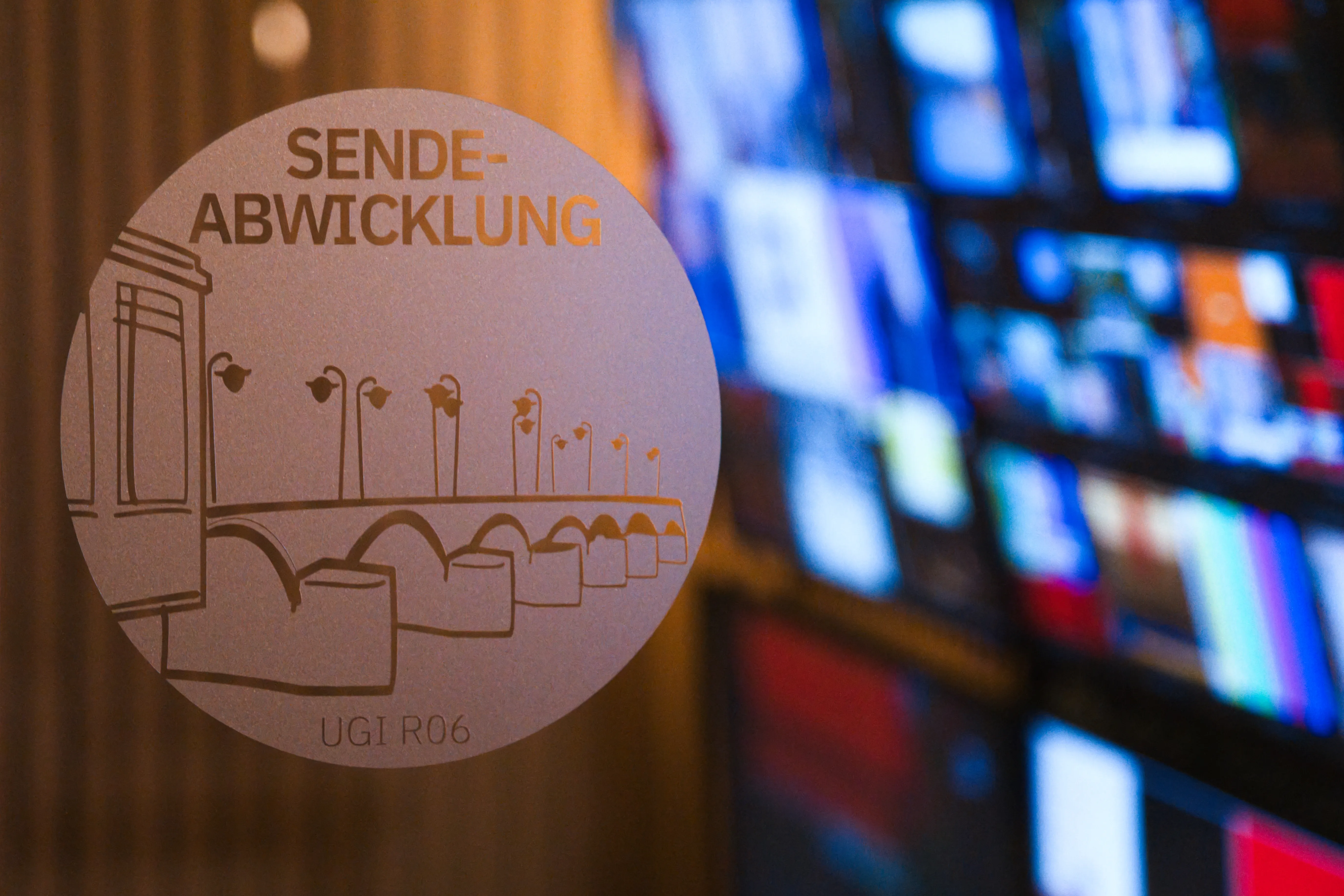 Regieraum mit transparenter Glasscheibe