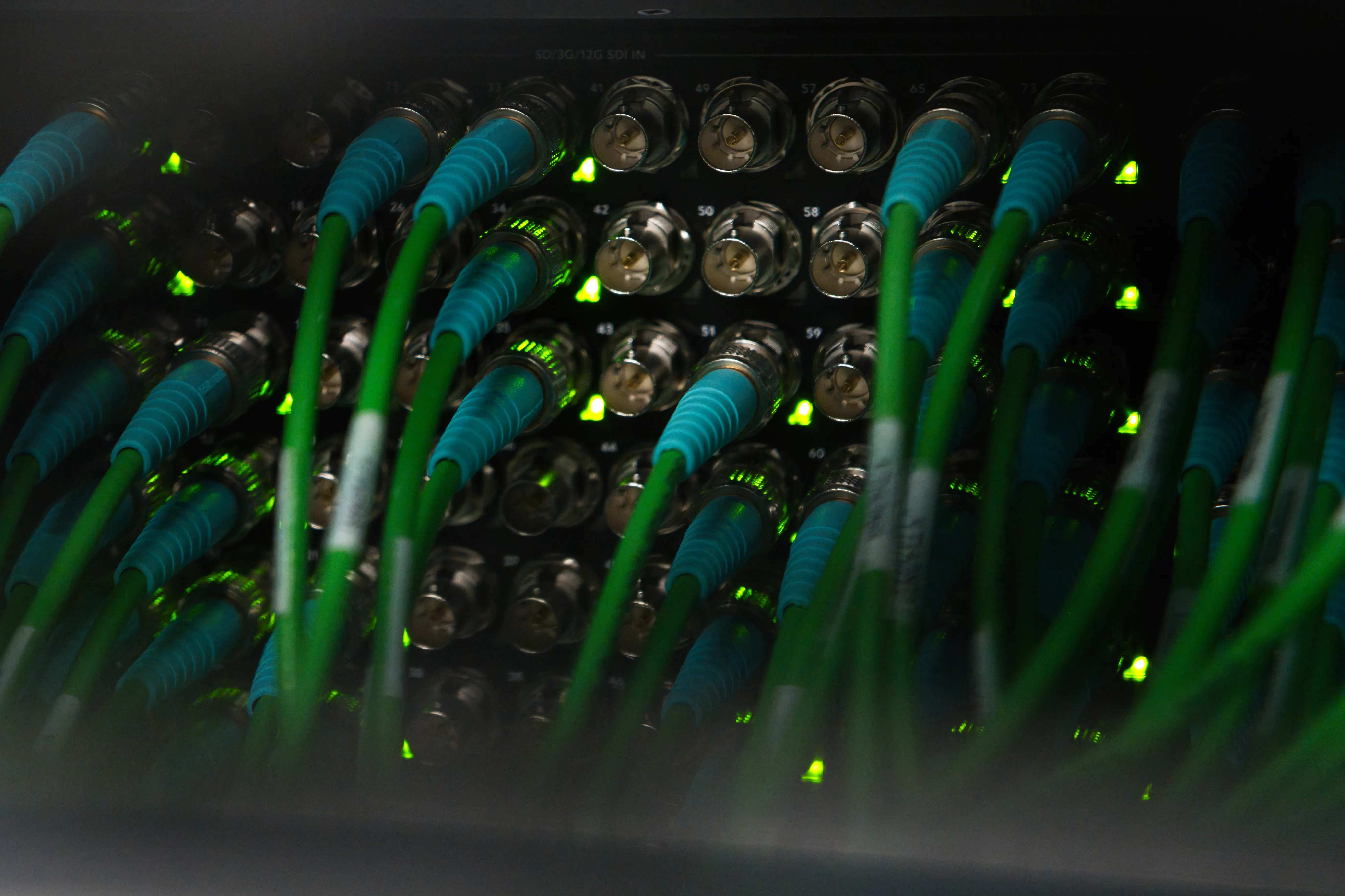 Videokabel an einer Kreuzschiene