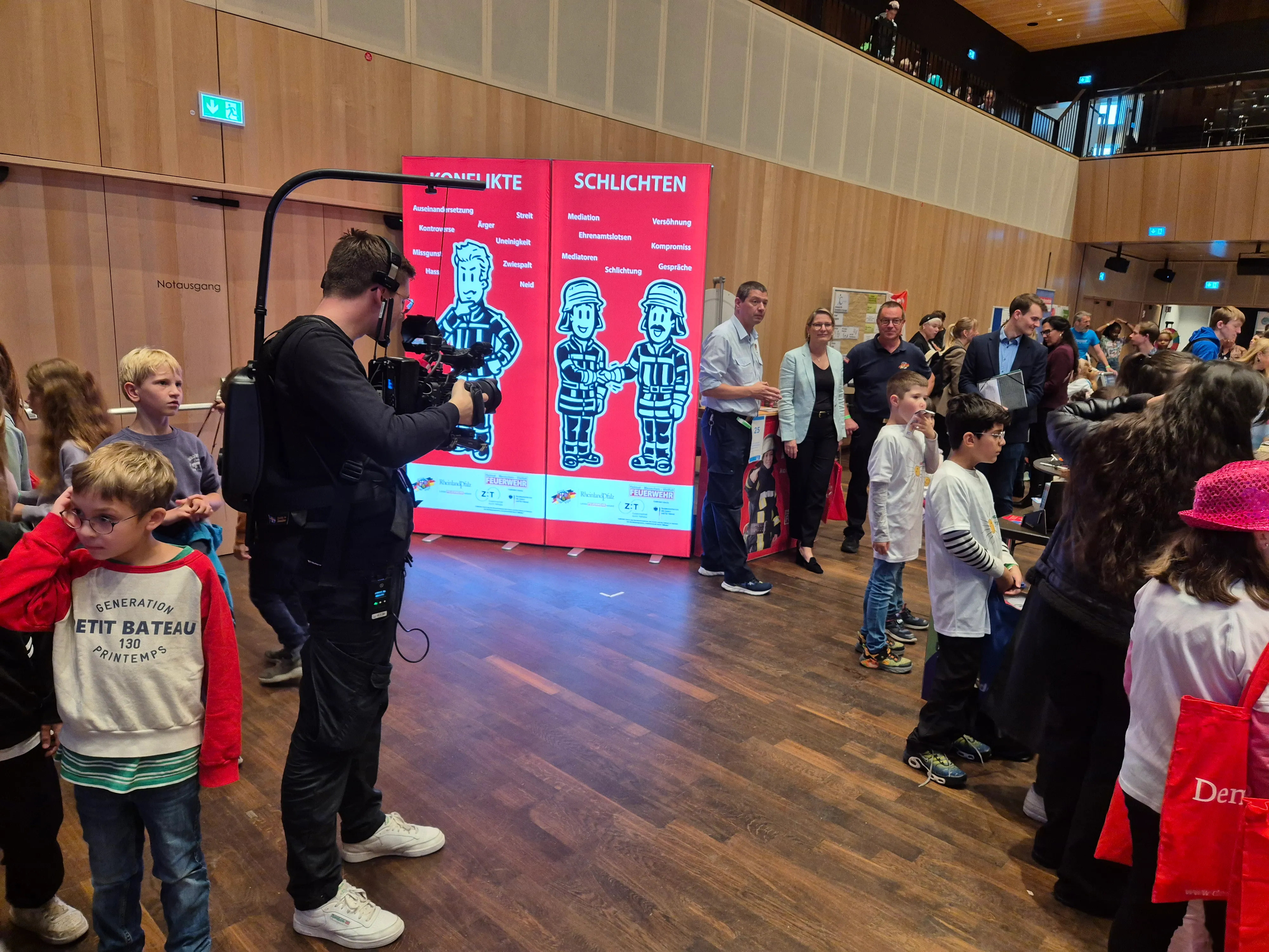 Ein Kameramann trägt eine mobile Kamera