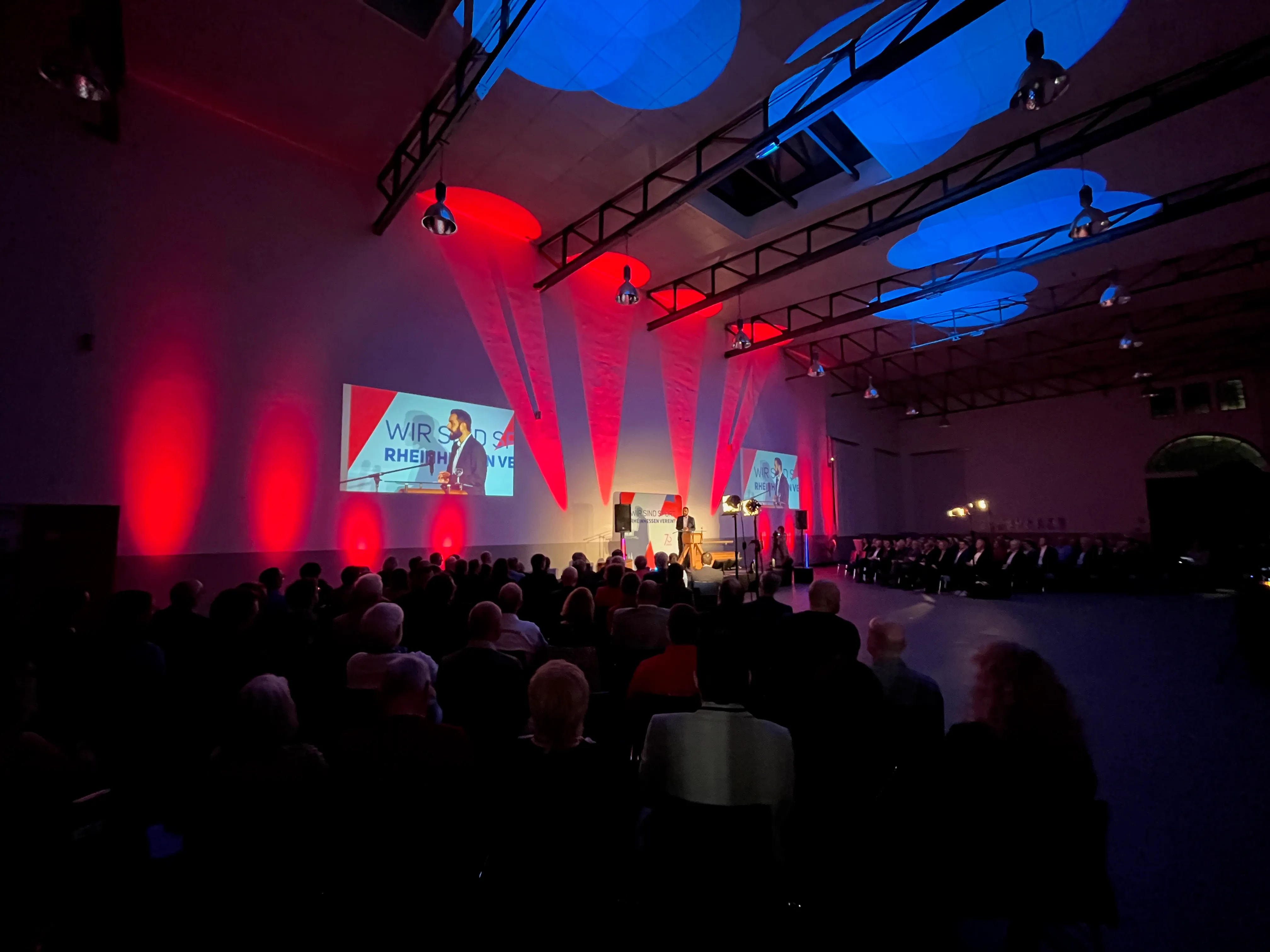 Bühne, Publikum und Lichtinstallation